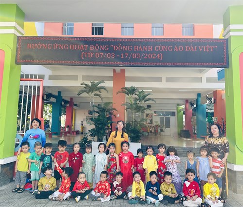 Các bé lớp Mầm 4 hưởng ứng hoạt động  Đồng hành cùng áo dài Việt Nam 